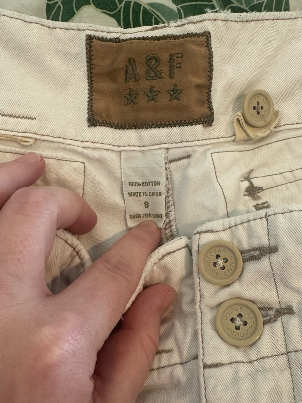 TRUE VINTAGE: Abercrombie & Fitch Women’s Y2K Low Rise White Cargo Capris - Picture 8 of 8